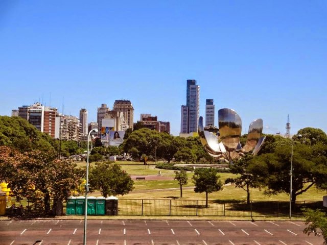 Floralis generica em Buenos Aires na Argentina